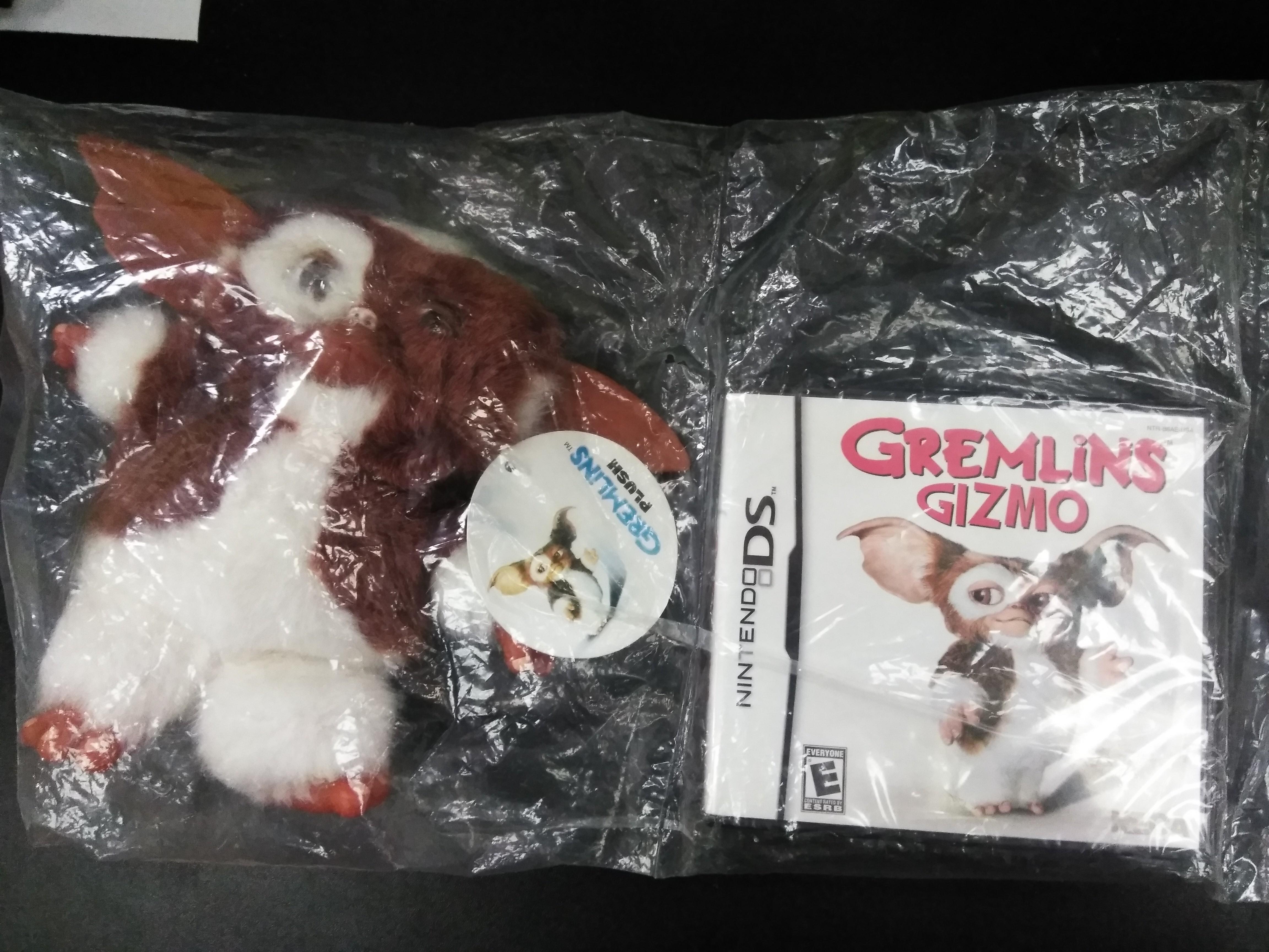 Fotografía de un pack con muñeco de peluche de Gizmo y el juego Gremlins Gizmo de Nintendo DS