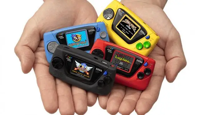 Los cuatro modelos y colores de Game Gear Micro que caben en dos palmas de mano