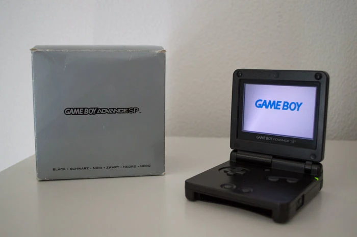 Modelo AGS-001 Onyx de Gameboy Advance Sp con su caja abierta sobre mesa