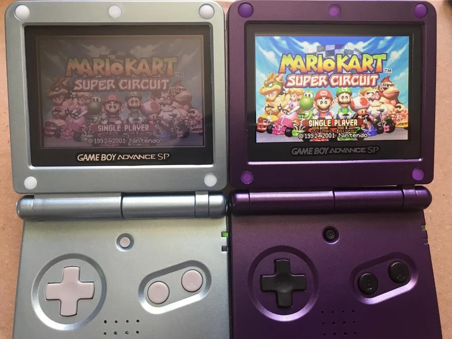 Fotografía de las pantallas de dos consolas GBA SP modelo AGS-001 y AGS-101 cargadas con el juego de Mario Kart