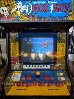 Fotografía de la máquina recreativa estilo bartop de Black Tiger, Capcom